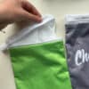 Mucky Wipes Wet Bag van Cheeky Wipes in groen of grijs, formaat 23 bij 18 cm.