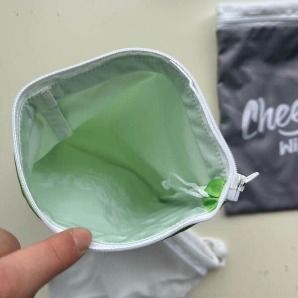 Cheeky Wipes opbergtasje met gaaszakje dat met de vuile doekjes in de wasmachine kan.