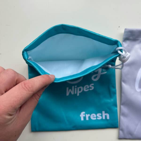 Waterdichte wetbag van Cheeky Wipes met trekkoord voor vochtige babydoekjes.