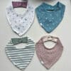 Reversibel Popolini kwijlslabbetje in blauw dessin voor baby’s met doorkomende tandjes.