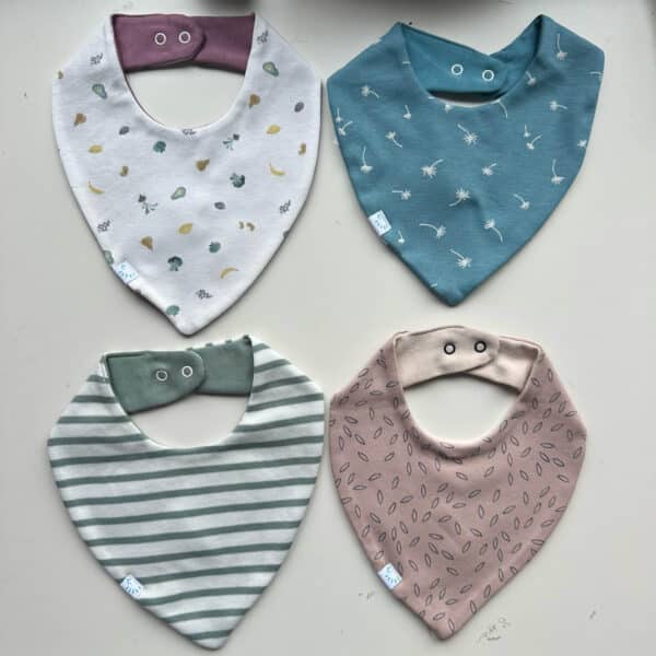 Reversibel Popolini kwijlslabbetje in blauw dessin voor baby’s met doorkomende tandjes.