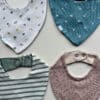 Verstelbare bandana-kwijlslab van Popolini met nikkelvrije drukknopen.
