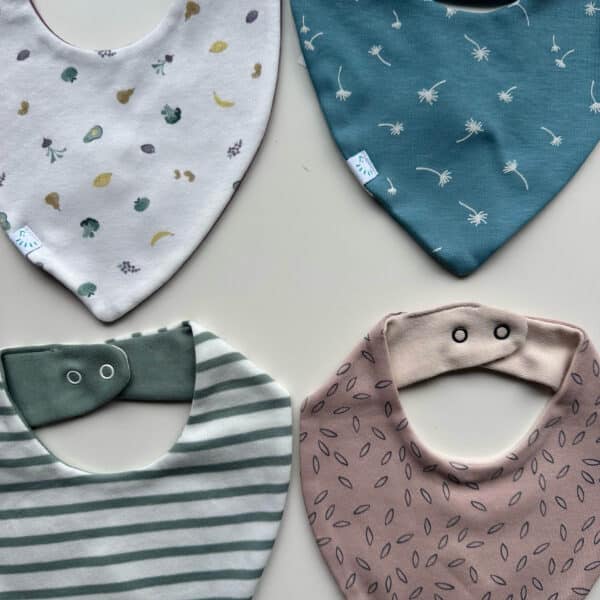 Verstelbare bandana-kwijlslab van Popolini met nikkelvrije drukknopen.