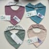 Blauw Popolini kwijlslabbetje dat de kleding van je baby beschermt tegen kwijlen.