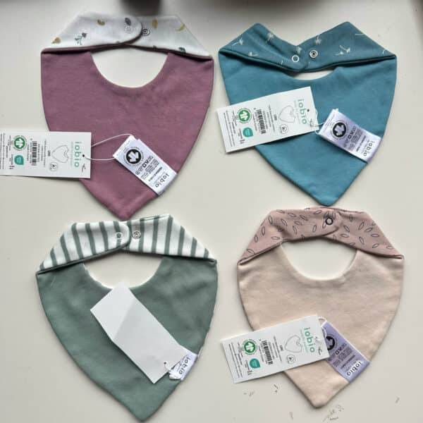 Blauw Popolini kwijlslabbetje dat de kleding van je baby beschermt tegen kwijlen.