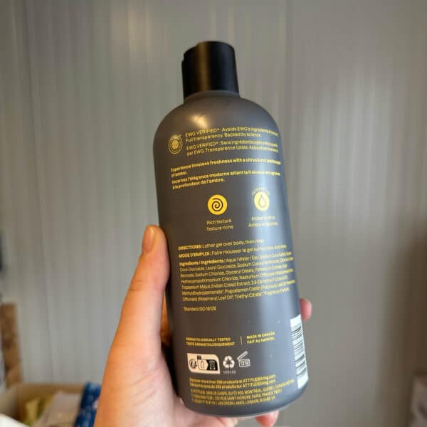 Fles Attitude vegan bodywash voor mannen met warme amber- en frisse citrusgeur.