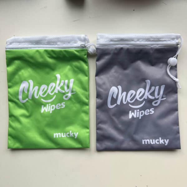 Cheeky Wipes Mucky Wet Bag voor het meenemen van vuile wasbare babydoekjes onderweg.