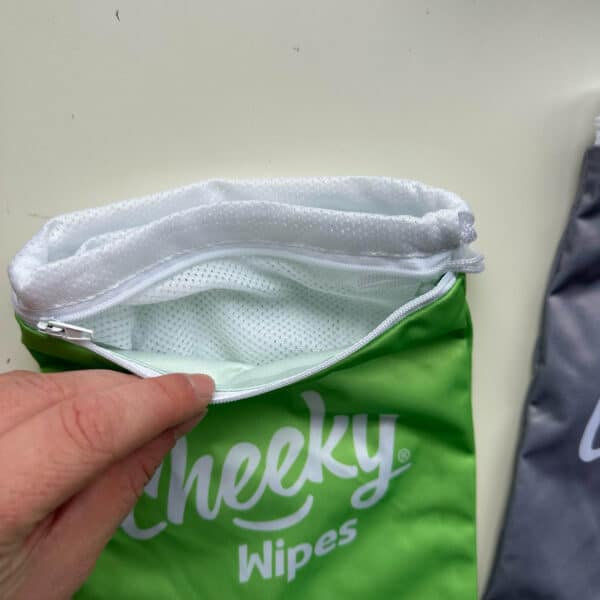 Waterdichte Cheeky Wipes wetbag met uitneembaar wasbaar binnenzakje van gaas.