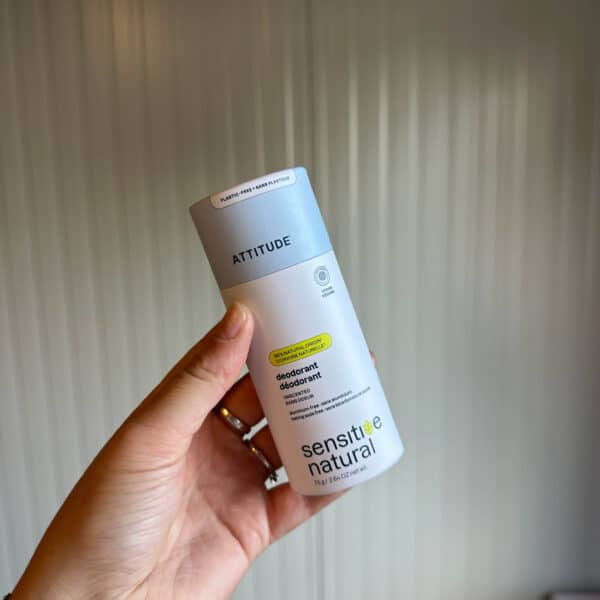 Natuurlijke deodorantstick Sensitive Parfumvrij van Attitude voor de gevoelige huid, in een plasticvrije verpakking van 75 gram.