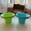 Compact groen en blauw babyplaspotje van Popolini met een brede rand voor extra comfort tijdens het vasthouden.
