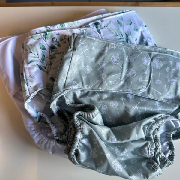 Witte Blümchen wasbare luieroverbroek voor oudere kinderen en volwassenen, geschikt voor gebruik met losse absorberende inleggers.