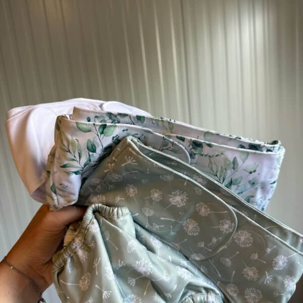 Waterdichte witte luierbroek met brede klittenbandsluiting en dubbele elastieken langs de benen voor een goede pasvorm.