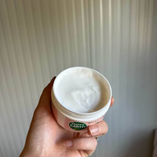 Natuurlijke buik- en lichaamscrème met sheaboter, olijfolie en jojobaolie voor een zachte, soepele en gehydrateerde huid.