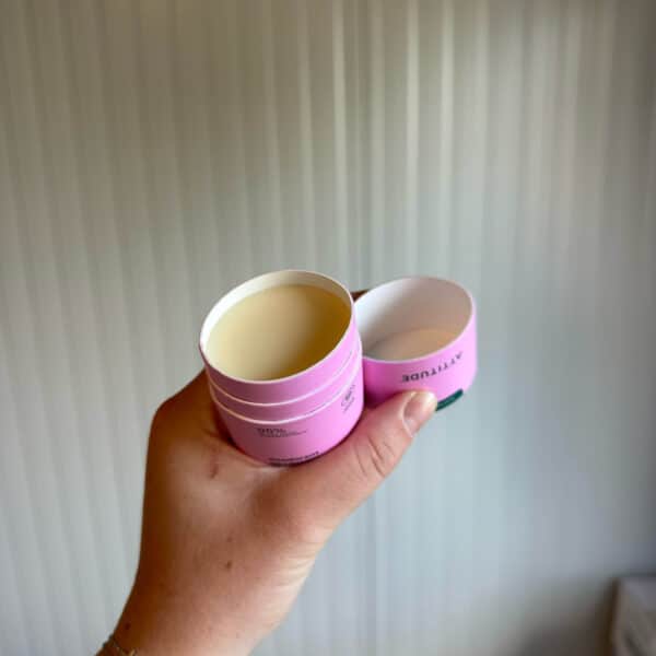 Aluminiumvrije deodorant van Attitude met maïszetmeel, baking soda en voedende sheaboter voor langdurige frisheid.