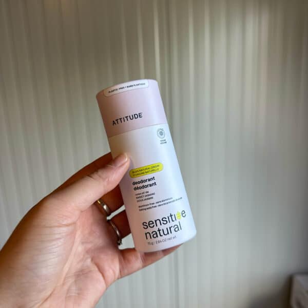 Natuurlijke deodorantstick Sensitive Sweet Jasmine van Attitude voor de gevoelige huid, in een plasticvrije verpakking van 75 gram.