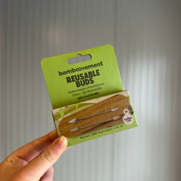Set van twee herbruikbare wattenstaafjes van Bamboovement in een bamboe bewaardoosje