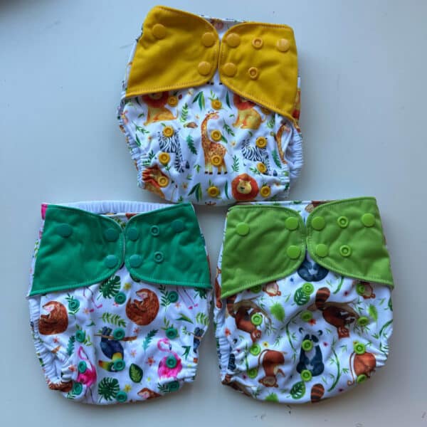 Herbruikbare Blümchen pocketluier met drukknopen en een handige opening voor absorberende inleggers.