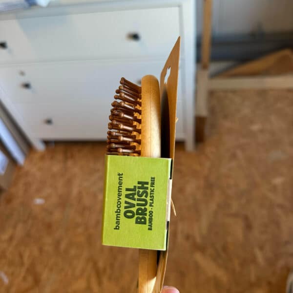 Plasticvrije bamboe haarborstel met afgeronde bamboe pinnen