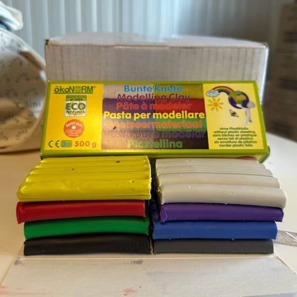 Set met 8 kleuren boetseerklei van Ökonorm die zacht en kneedbaar blijft