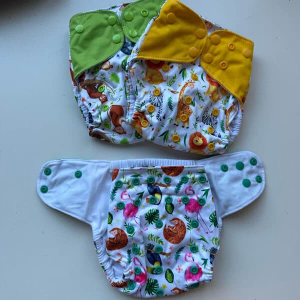 Wasbare pocketluier van Blümchen met verstelbare drukknopen voor dagelijks gebruik.