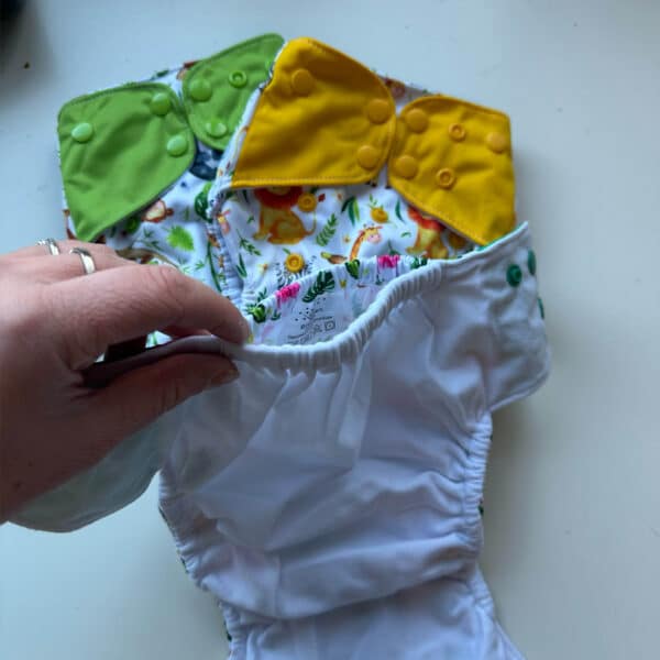 Duurzame en herbruikbare Blümchen pocketluier met drukknopen voor een goede aansluiting om de billetjes.
