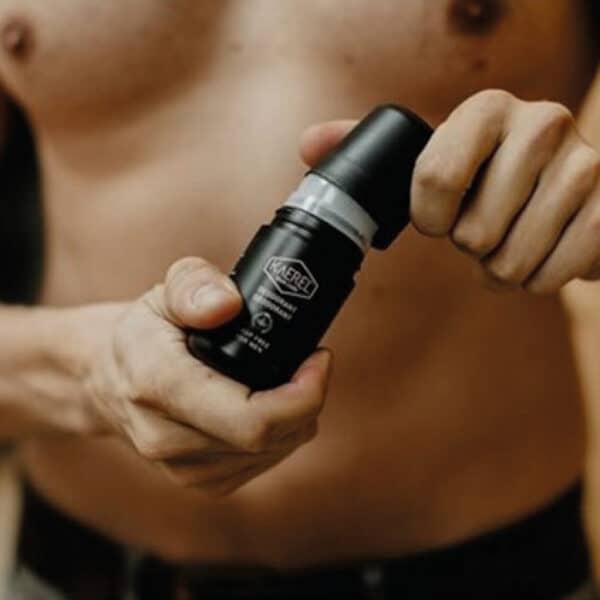 Kaerel Deodorant – natuurlijke deodorant voor mannen in een stijlvolle blauwe verpakking, zonder aluminium en parabenen.