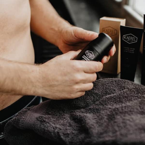 Kaerel Deodorant – natuurlijke deodorant voor mannen in een stijlvolle blauwe verpakking, zonder aluminium en parabenen.