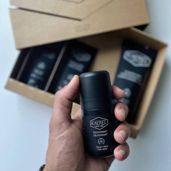 Kaerel Deodorant – natuurlijke deodorant voor mannen in een stijlvolle blauwe verpakking, zonder aluminium en parabenen.