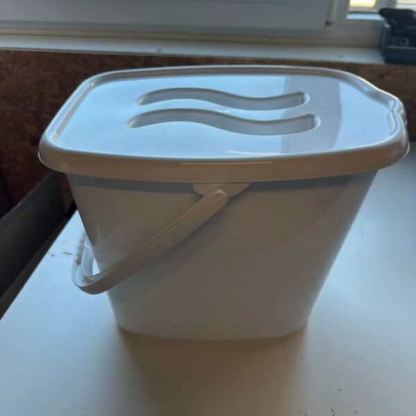 Tryco emmer met deksel voor het bewaren van vuile luiers tot de volgende wasbeurt.