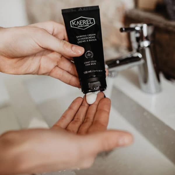 Kaerel Scheercrème – natuurlijke scheercrème voor mannen in blauwe tube, zacht voor de huid en vrij van synthetische toevoegingen.