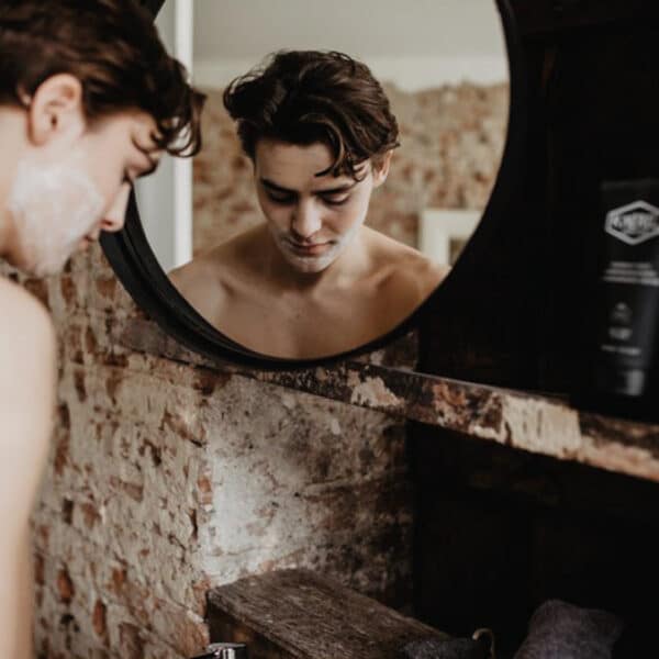 Kaerel Scheercrème – natuurlijke scheercrème voor mannen in blauwe tube, zacht voor de huid en vrij van synthetische toevoegingen.