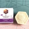 "Bee Honest Shampoo en Conditioner Bar met jasmijn en propolis: verzorgende, natuurlijke bar voor gezond en glanzend haar.