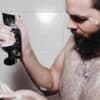 Kaerel Shampoo & Douchegel – 2-in-1 natuurlijke verzorging voor mannen in een blauwe fles, geschikt voor haar en lichaam.