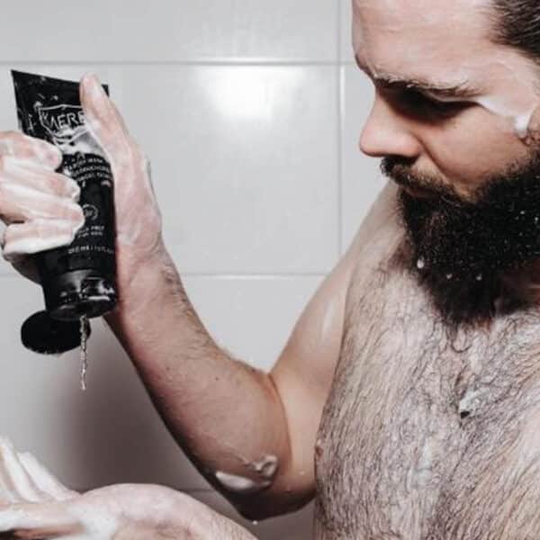 Kaerel Shampoo & Douchegel – 2-in-1 natuurlijke verzorging voor mannen in een blauwe fles, geschikt voor haar en lichaam.