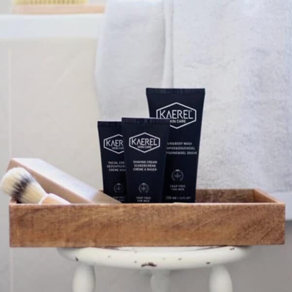 Kaerel Shampoo & Douchegel – 2-in-1 natuurlijke verzorging voor mannen in een blauwe fles, geschikt voor haar en lichaam.