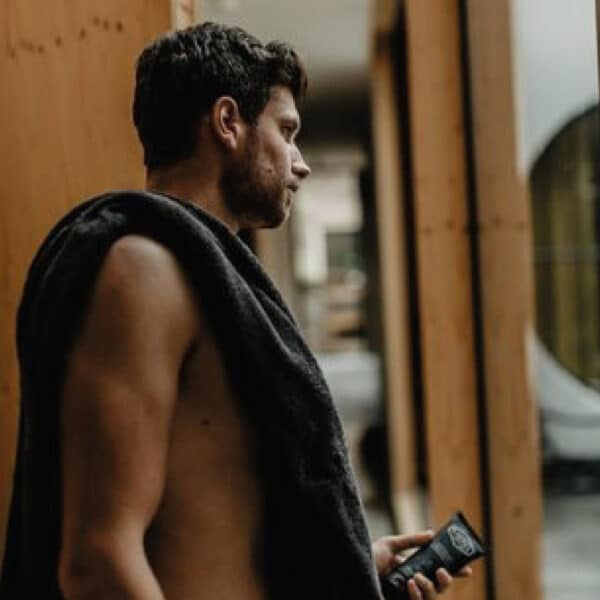 Kaerel Shampoo & Douchegel – 2-in-1 natuurlijke verzorging voor mannen in een blauwe fles, geschikt voor haar en lichaam.