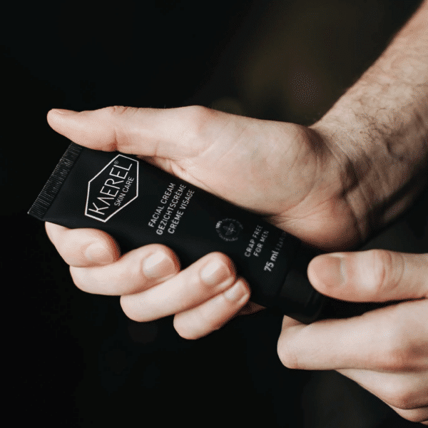 Productafbeelding van Kaerel Gezichtscrème, een natuurlijke en vegan gezichtscrème speciaal ontwikkeld voor mannen, in een minimalistische blauwe verpakking.