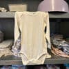 Bamboe romper met lange mouw in ecru van Les Enfants – zachte, duurzame unisex babyromper voor pasgeborenen en peuters.
