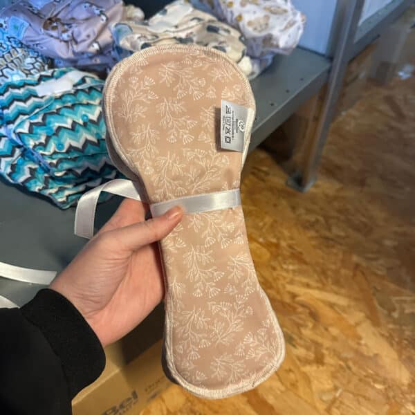 Wasbaar maandverband Floral Rosewood L van biologisch katoen en hennep van Blümchen – duurzame comfortabele menstruatie-inlegger.