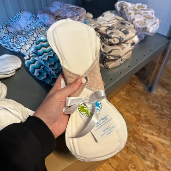 Wasbaar maandverband Floral Rosewood L van biologisch katoen en hennep van Blümchen – duurzame comfortabele menstruatie-inlegger.