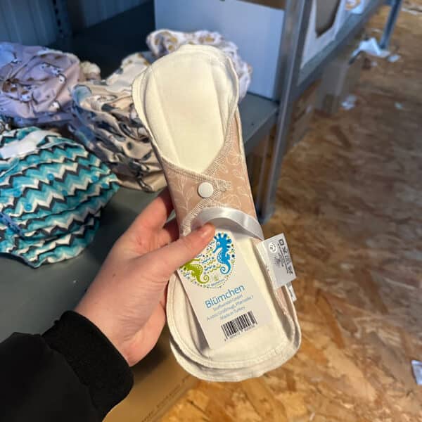 Wasbaar maandverband Floral Rosewood M biologisch katoen en hennep 3 stuks van Blümchen – duurzame herbruikbare menstruatie-inleggers.