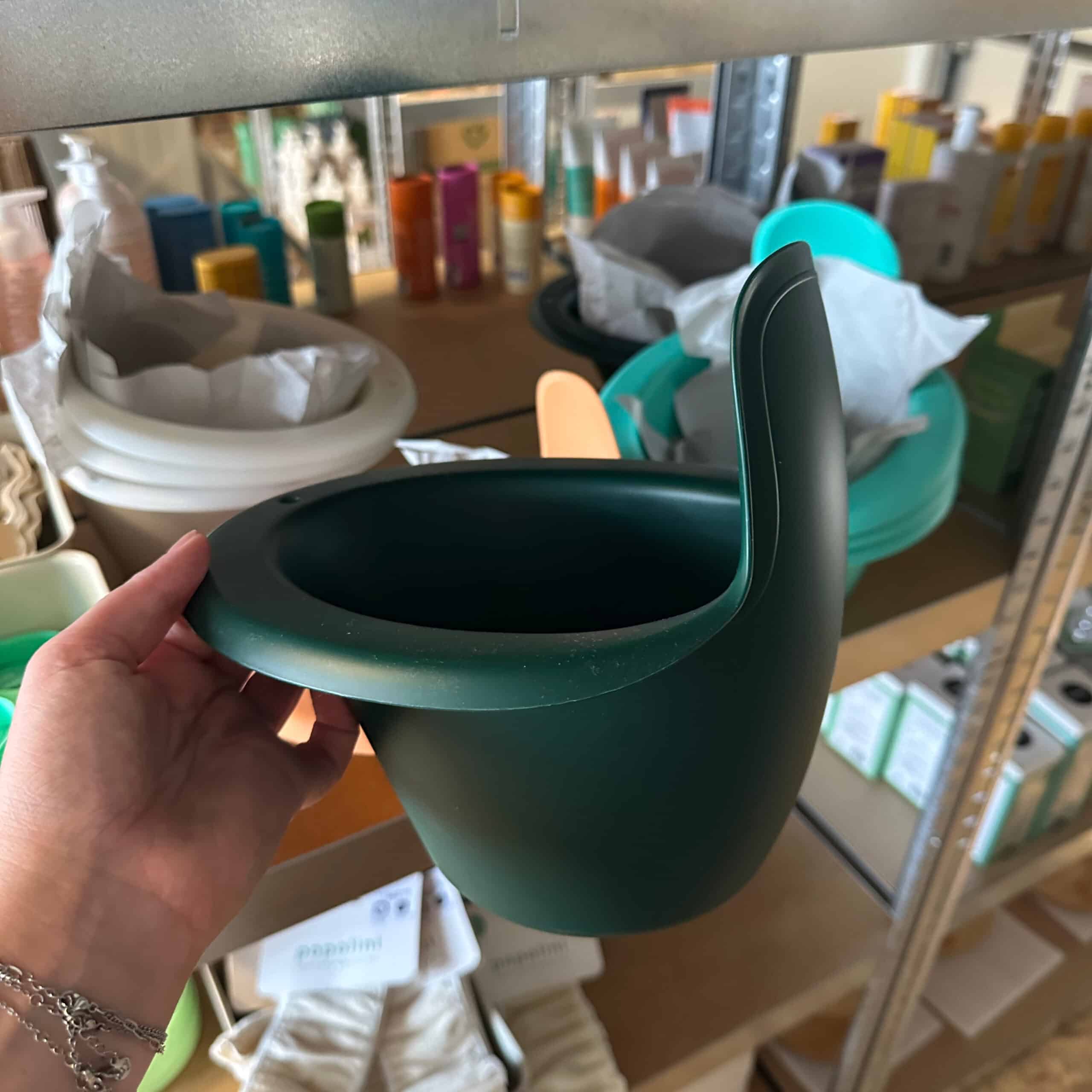 Easypisi donkergroen plaspotje – ergonomisch potje voor baby’s, ideaal voor zindelijkheidstraining vanaf de eerste maanden.