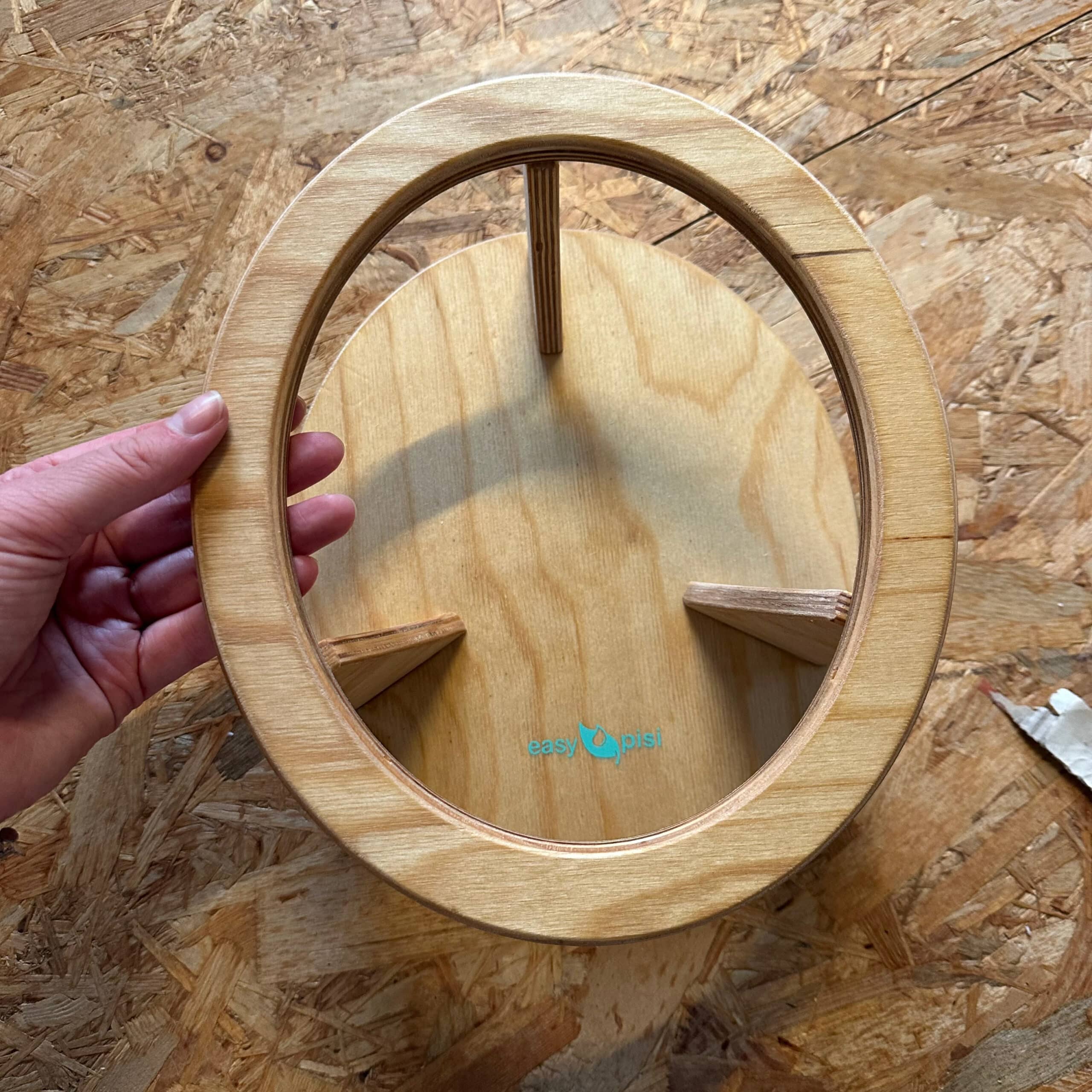 Easypisi Bommi houder – praktische standaard die het Easypisi plaspotje stevig op zijn plaats houdt.