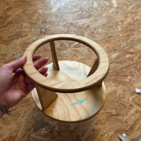 Easypisi Bommi houder – praktische standaard die het Easypisi plaspotje stevig op zijn plaats houdt.