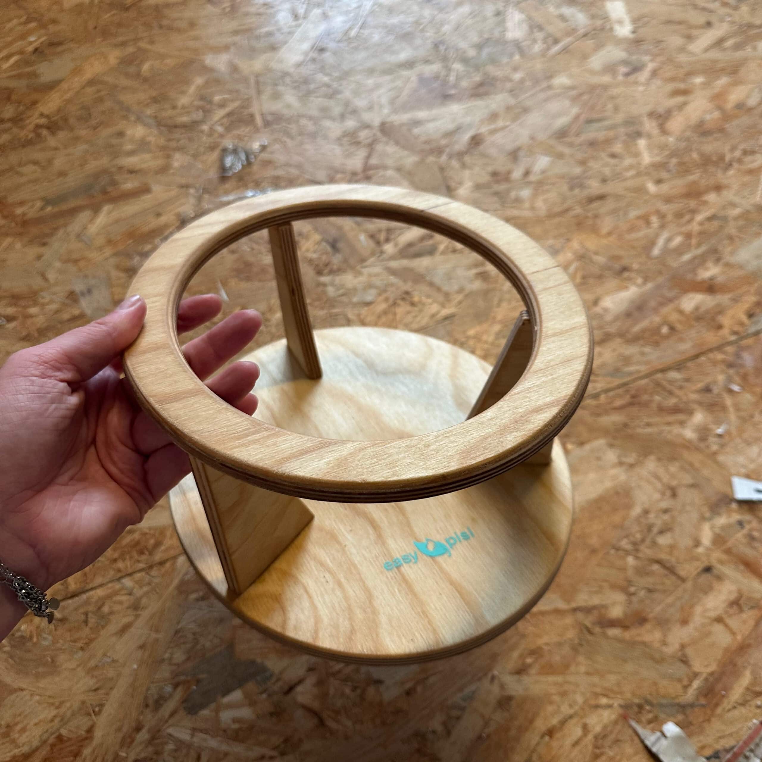 Easypisi Bommi houder – praktische standaard die het Easypisi plaspotje stevig op zijn plaats houdt.