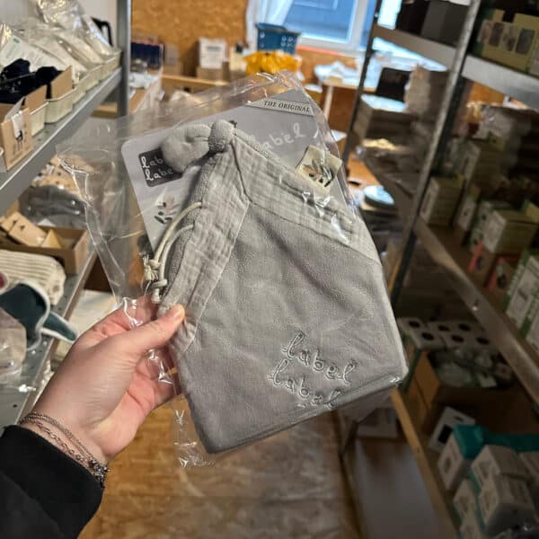 Knuffeldoekje lichtgrijs van Label Label – zacht troostdoekje voor baby’s en peuters.