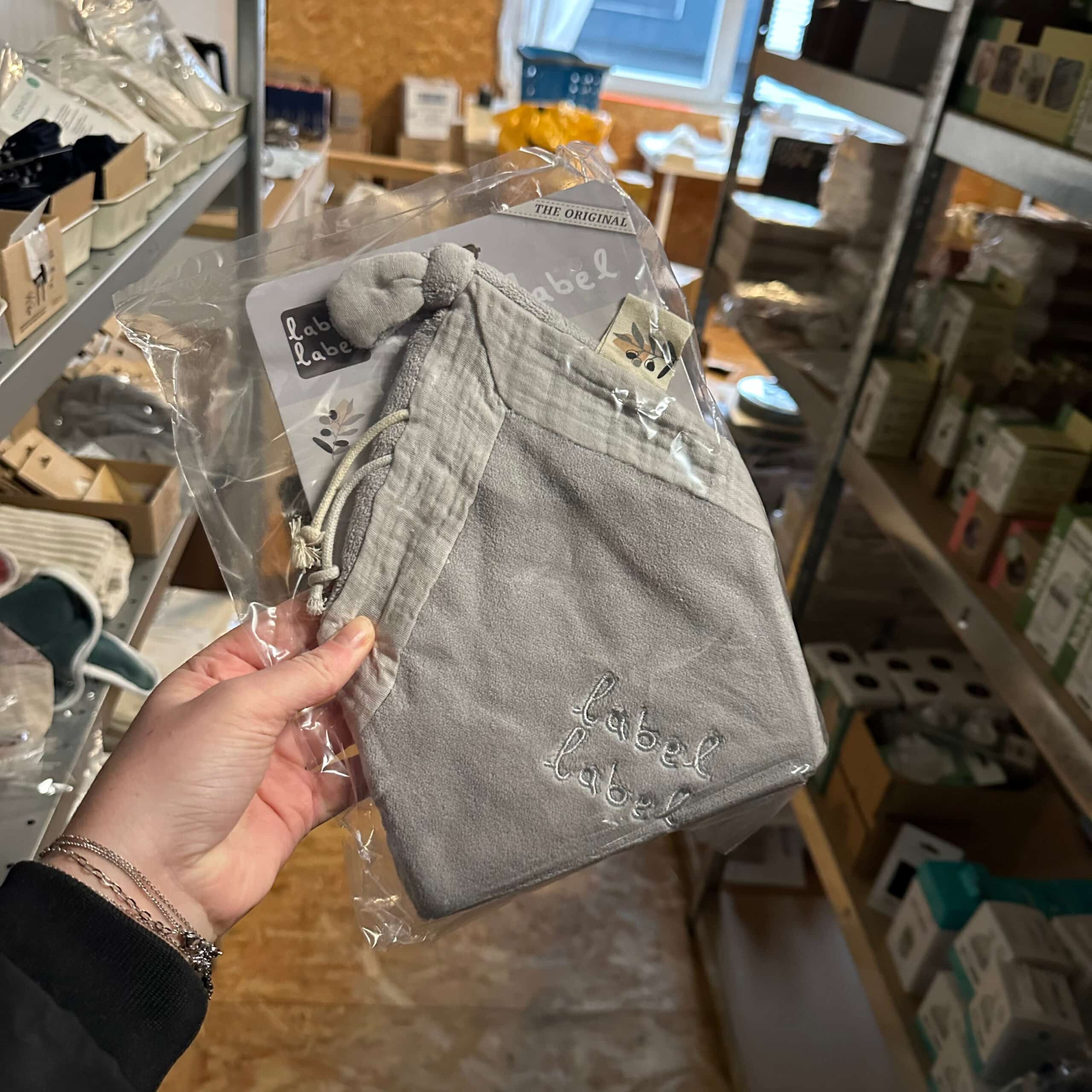 Knuffeldoekje lichtgrijs van Label Label – zacht troostdoekje voor baby’s en peuters.