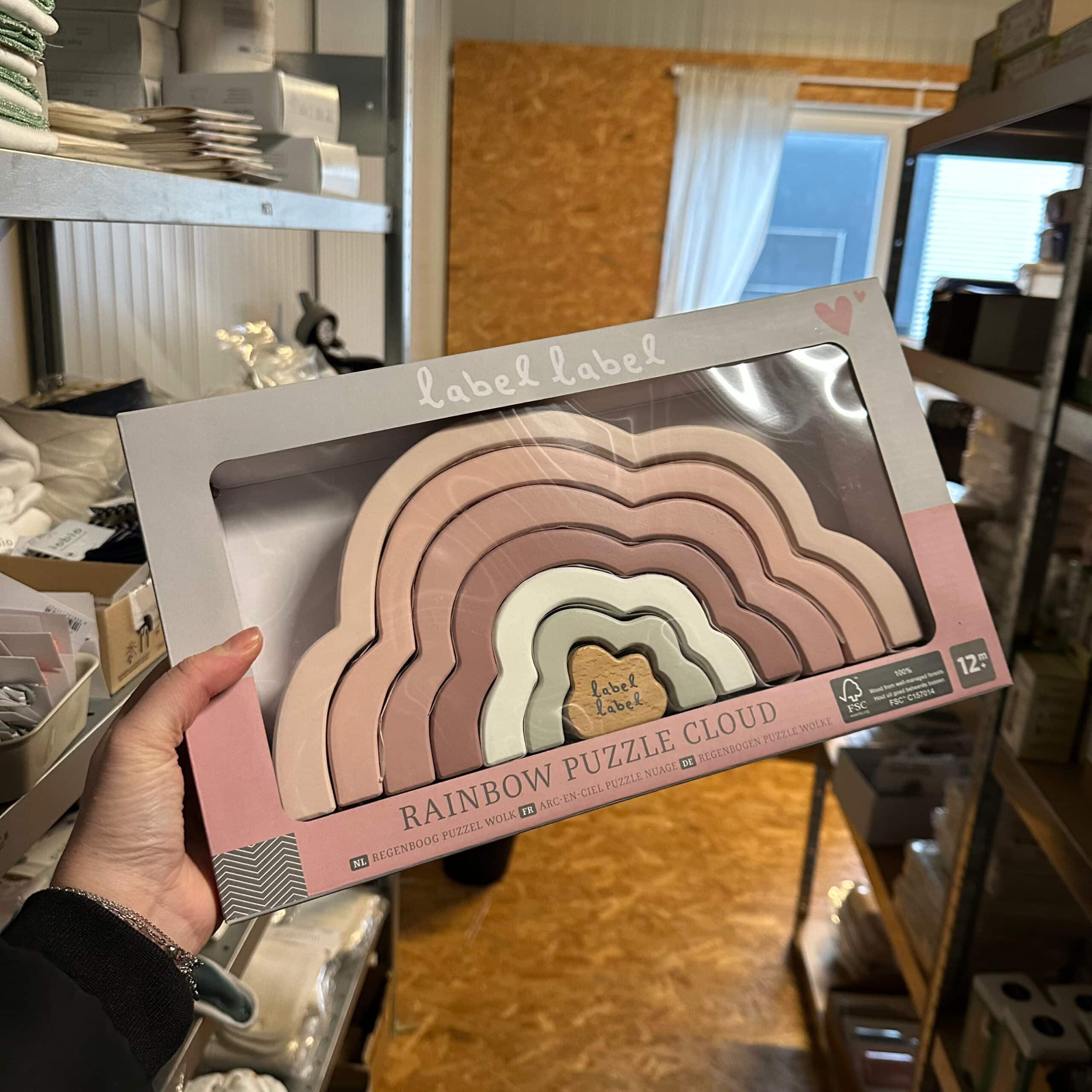 Label Label houten regenboogpuzzel roze wolk – duurzaam educatief speelgoed voor baby’s en peuters.