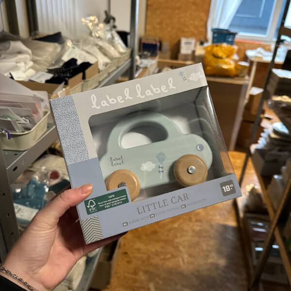 Label Label houten speelgoedauto blauw – duurzaam rollend speelgoed voor baby’s en peuters.