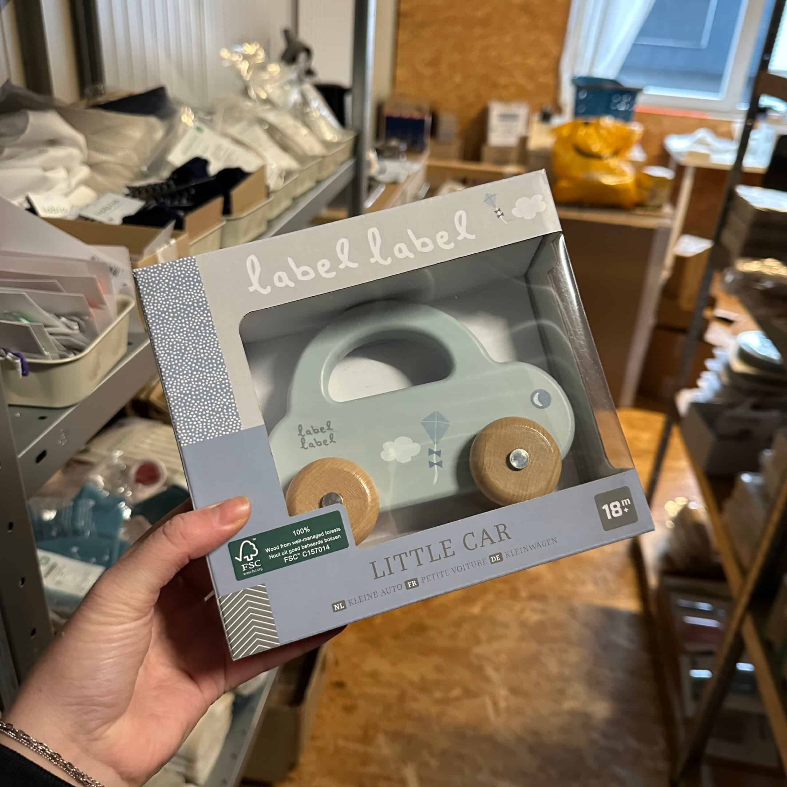 Label Label houten speelgoedauto blauw – duurzaam rollend speelgoed voor baby’s en peuters.